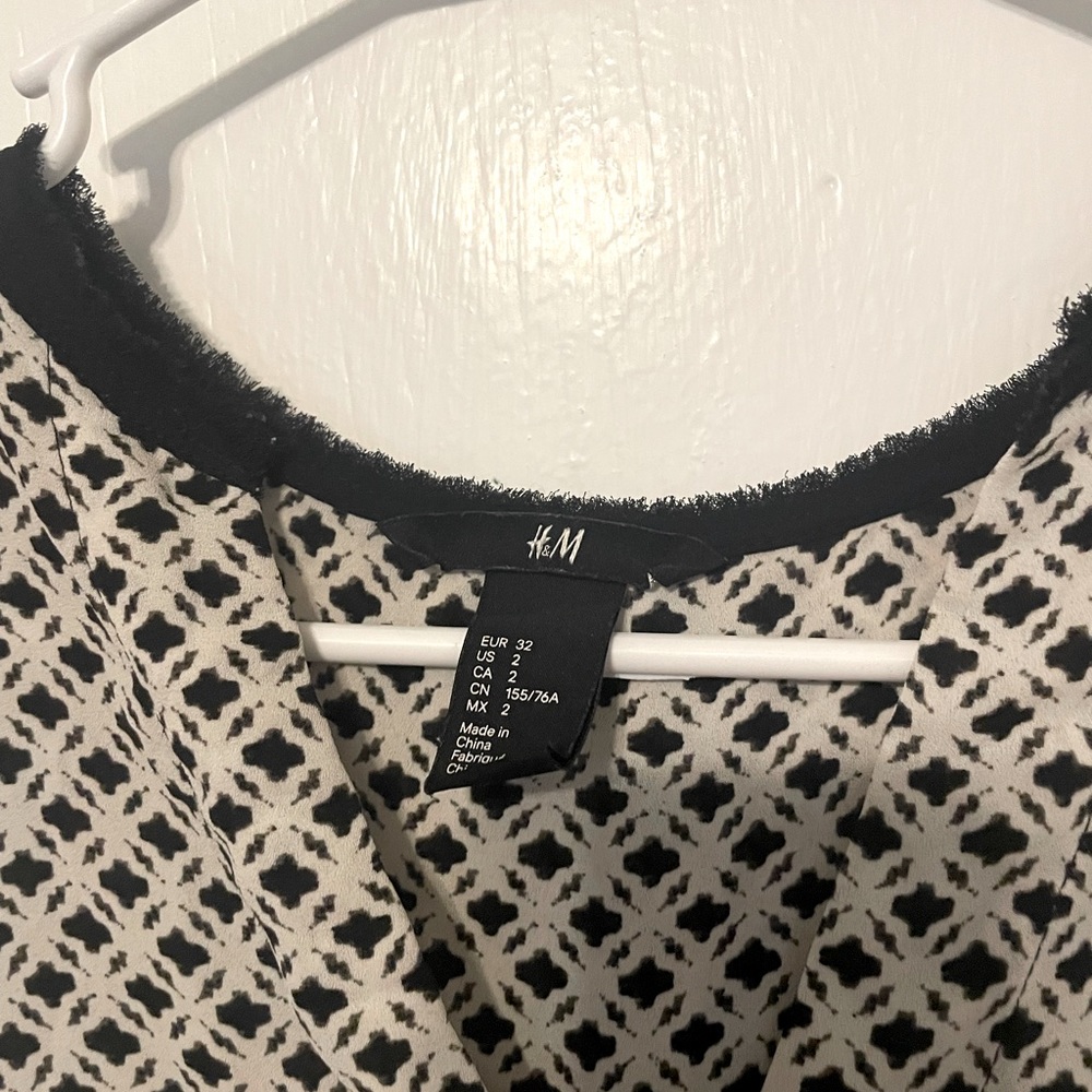H&M Pattern Top - Picture 2 of 3